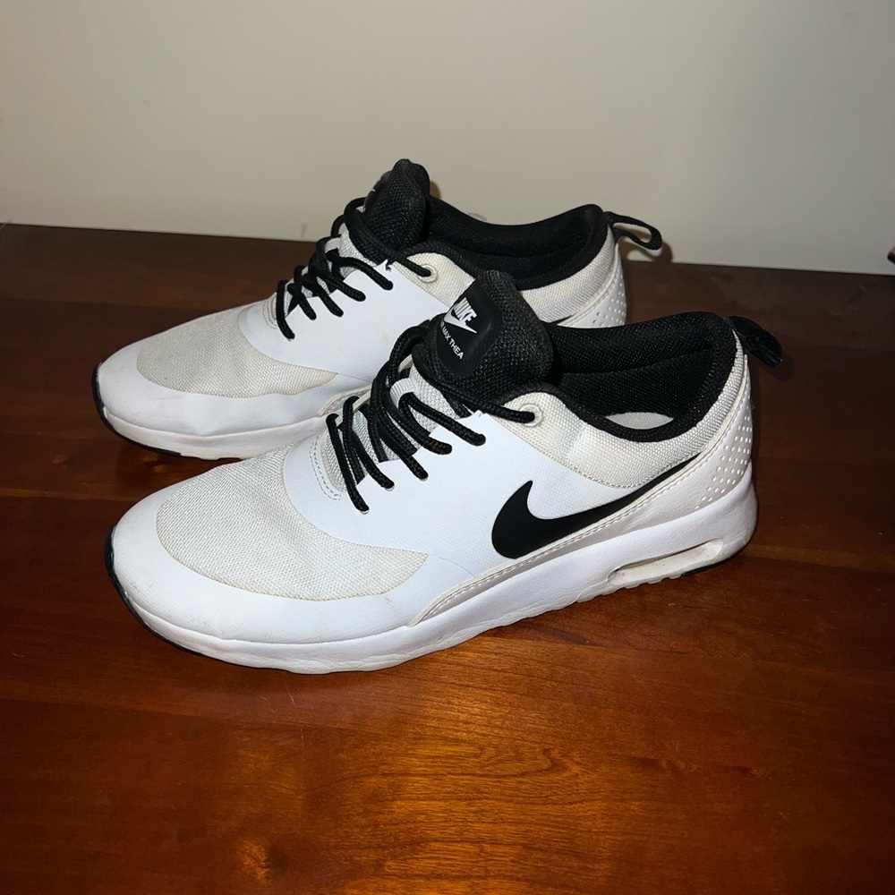 White Nike air max thea size 8 women’s